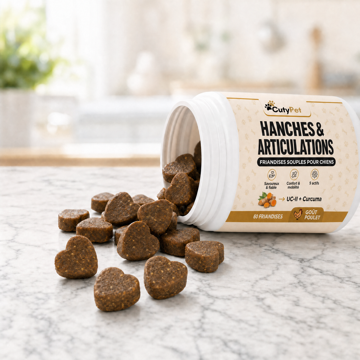 Friandises souples en forme de cœur qui débordent du pot CutyPet sur du marbre
