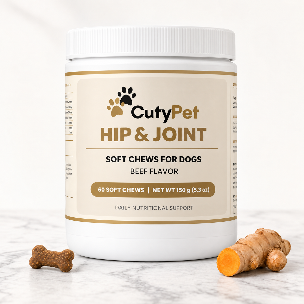 Pot de friandises CutyPet Hip & Joint sur marbre, avec une friandise en forme d'os et du curcuma frais